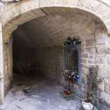 ...ma l� sotto si trova una bellissima opera dei fratelli ceramisti Spizzico, un Ges� in croce molto pregiato che da allora gli d� il nome di Arco del Crocifisso
